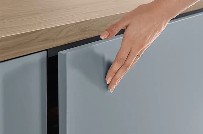 Push-to-open pro zásuvky — detail vybavení