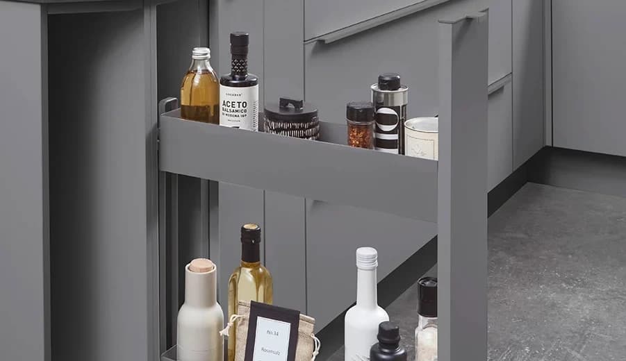 Úzký výsuv s kovovými koši — detail vybavení