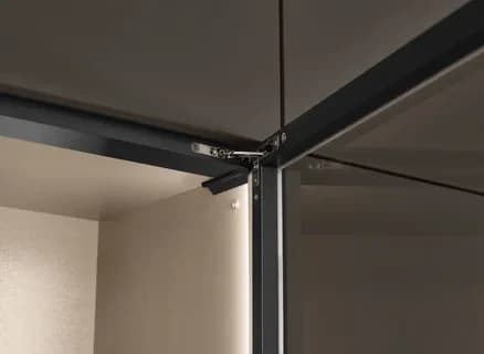 Hide — osvětlení vnitřku skříně — detail vybavení
