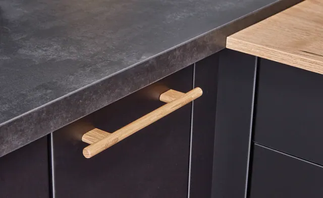 Černá kuchyň s dřevěnou deskou — detail kuchyně