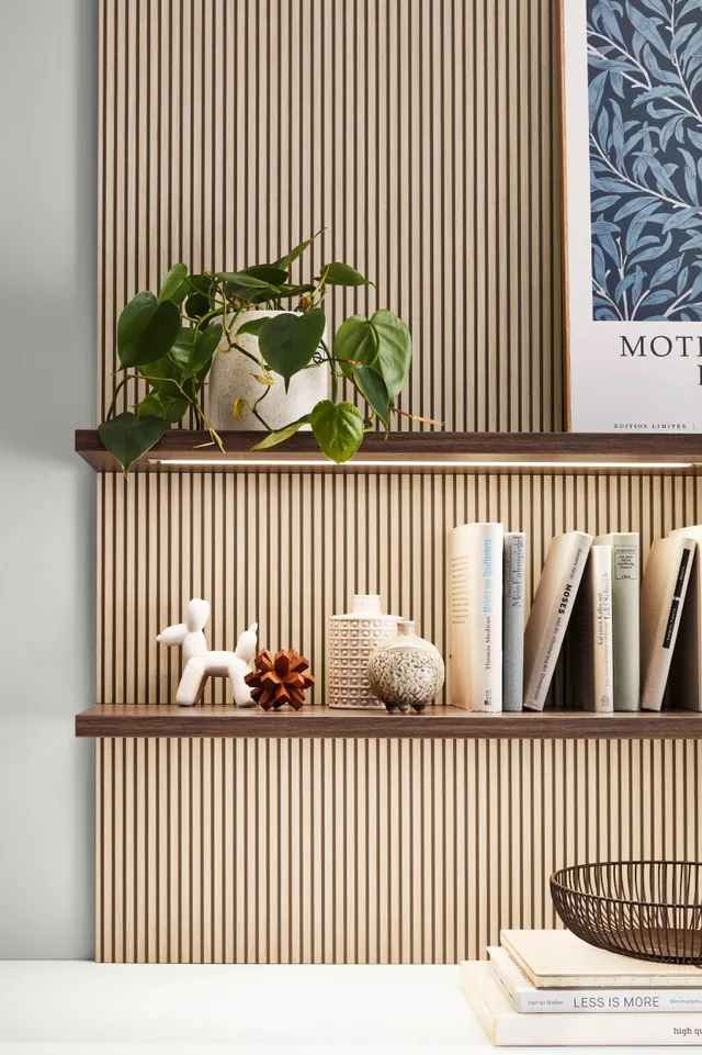 Alpský bílý mat a tmavé posezení — detail kuchyně