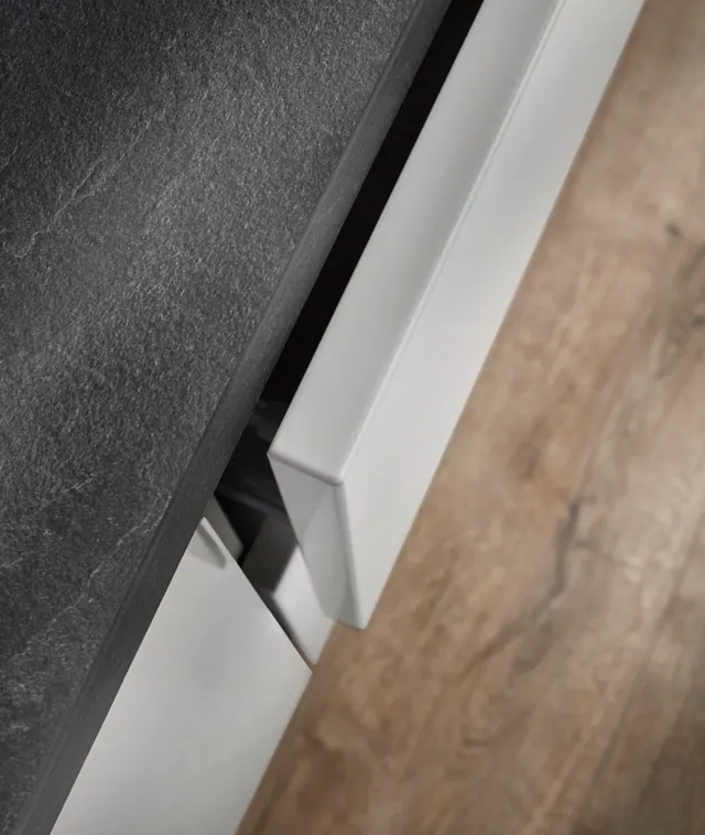 Hedvábný lesk a tmavý betonový dekor — detail kuchyně