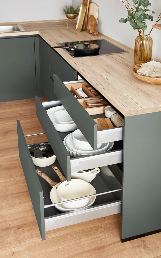 Minerální zelená v kuchyni do L — detail kuchyně