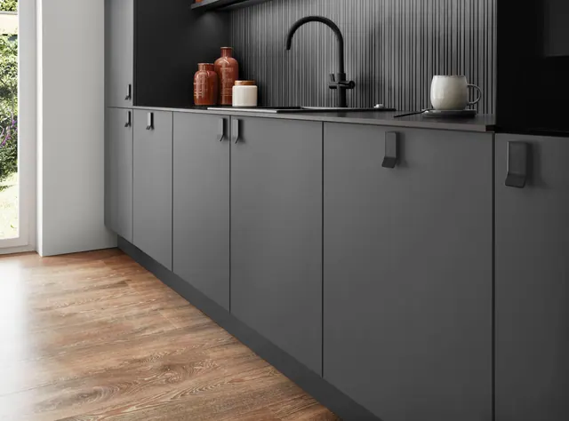 Břidlicový mat a strukturovaná zástěna — detail kuchyně