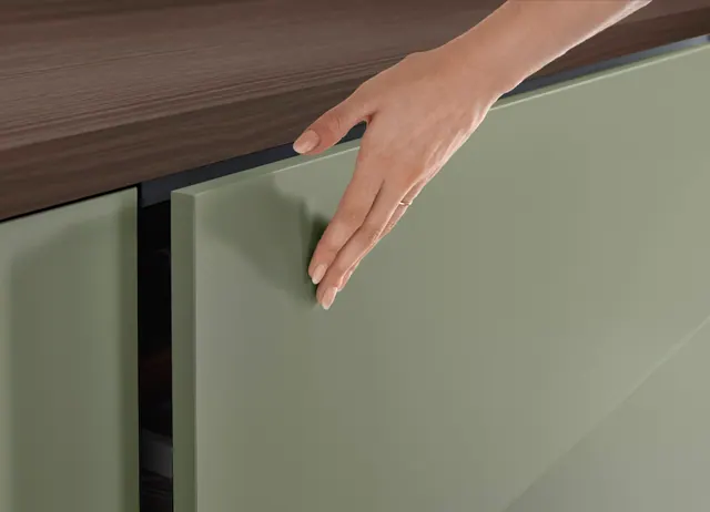 Olivový mat a ořechové vysoké skříně — detail kuchyně