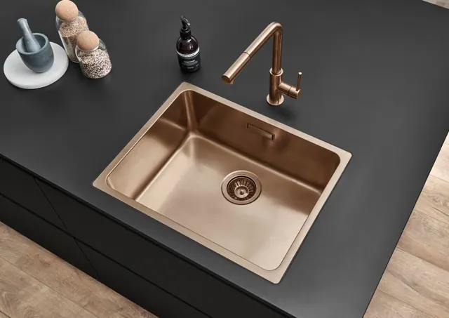 Černý mat a jemná kovová linka — detail kuchyně