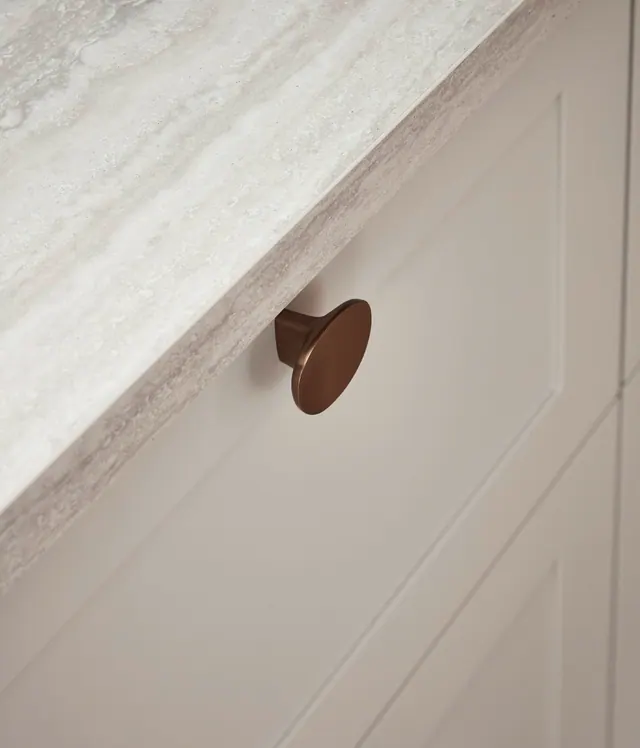 Pískový rám na tmavém pozadí — detail kuchyně