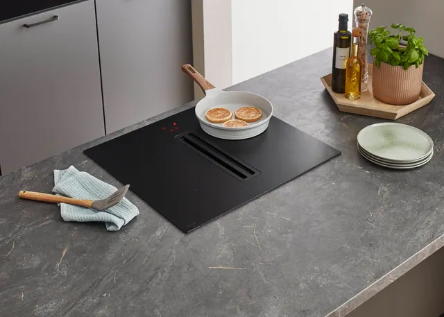 Břidlicový mat a kamenný ostrůvek — detail kuchyně