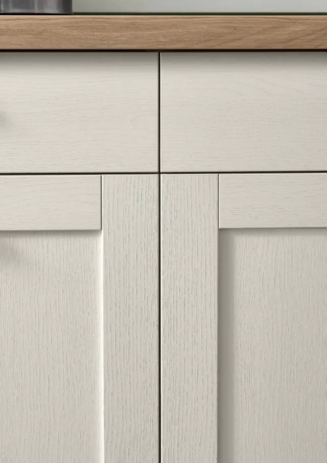 Bílý rám a medový dub — detail kuchyně