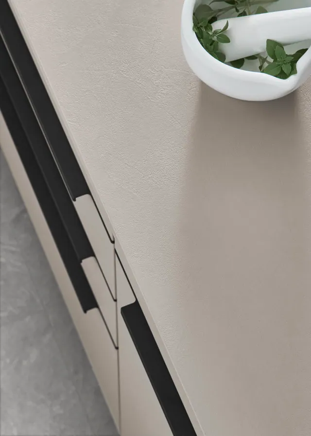 Písková kuchyň s posezením u okna — detail kuchyně