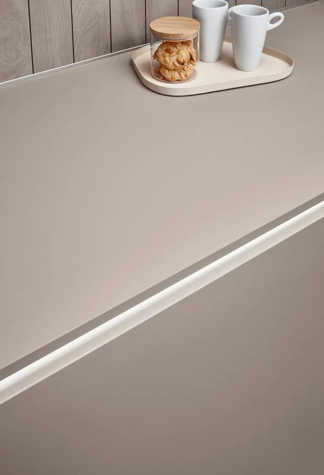 Macchiato bez úchytek a otevřené niky — detail kuchyně