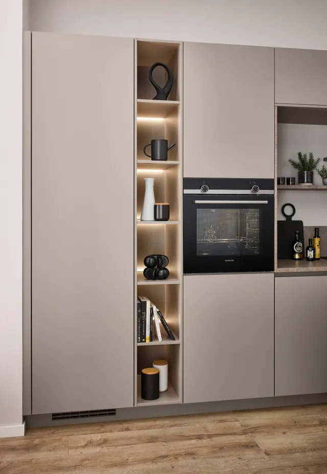 Kompaktní kuchyň s posezením a vinotékou — detail kuchyně