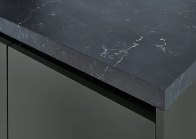 Minerální zelená a dřevěné posezení — detail kuchyně