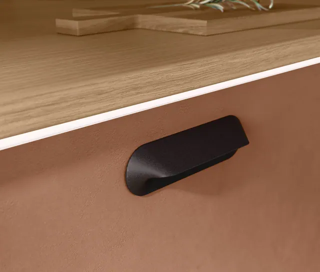 Průchod ukrytý mezi vysokými kuchyňskými skříněmi
