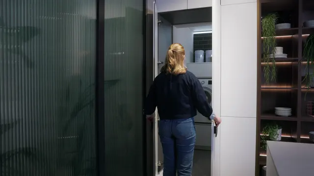 Průchod ukrytý v kuchyňské sestavě