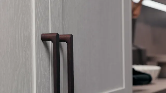 FRAME — bílá dvířka se strukturou dřeva