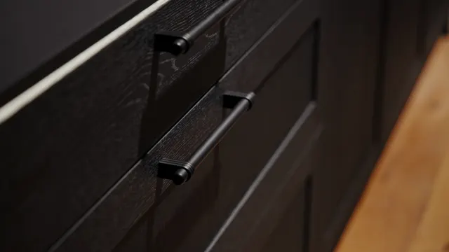 FRAME — černá dvířka v dřevěné struktuře